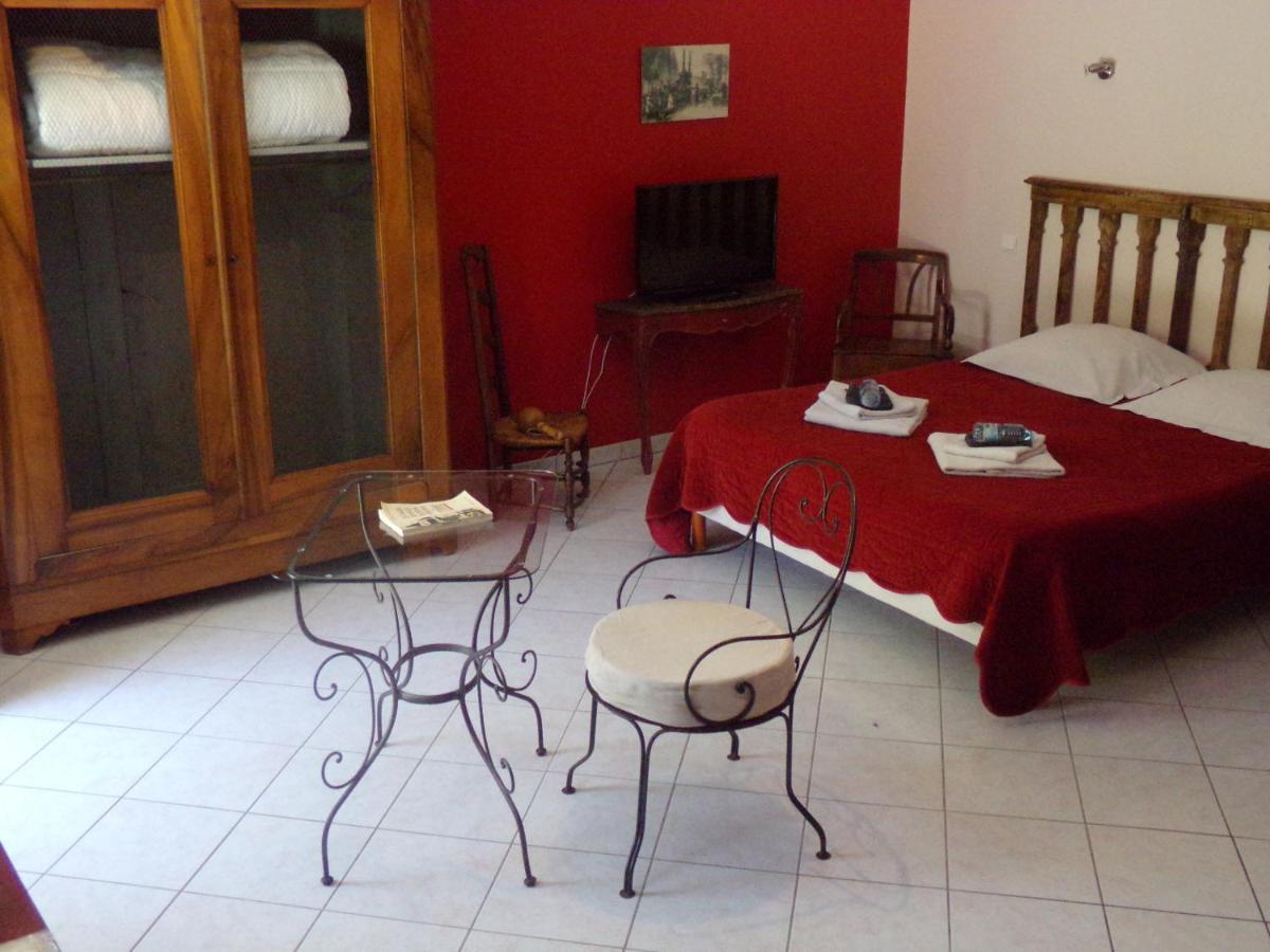 Chambres Et Table D'Hotes, Maisonnettes Individuelles Dans Propriete Privee Vézinnes Exterior photo