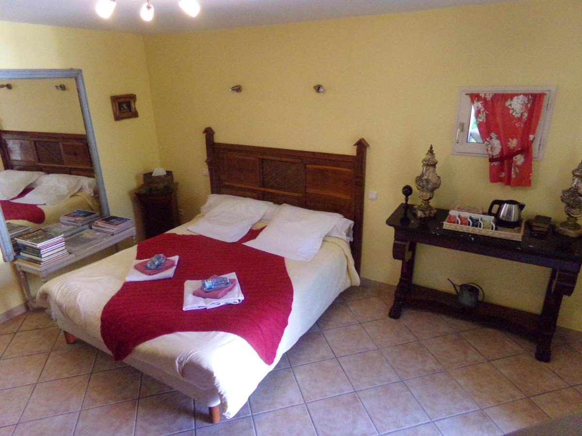 Chambres Et Table D'Hotes, Maisonnettes Individuelles Dans Propriete Privee Vézinnes Exterior photo