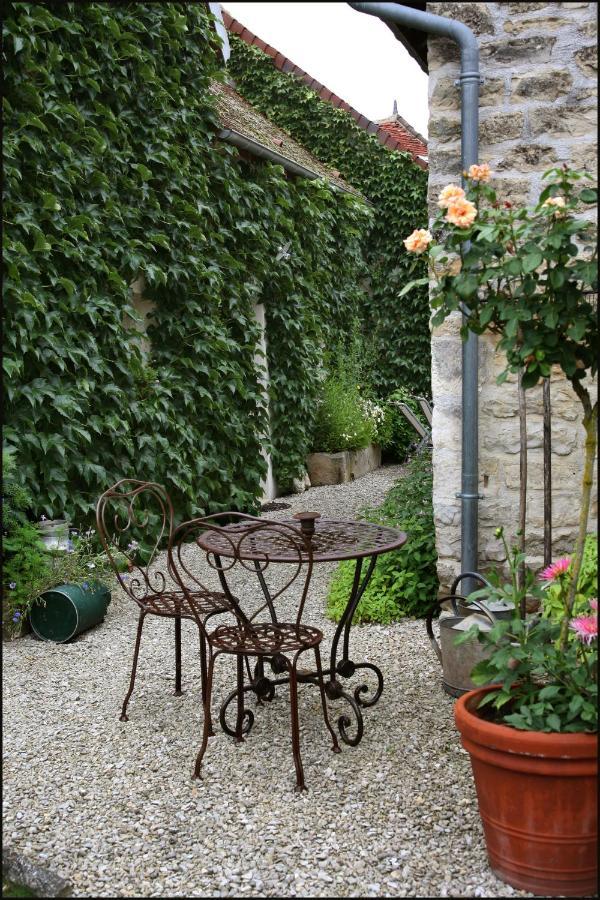 Chambres Et Table D'Hotes, Maisonnettes Individuelles Dans Propriete Privee Vézinnes Exterior photo